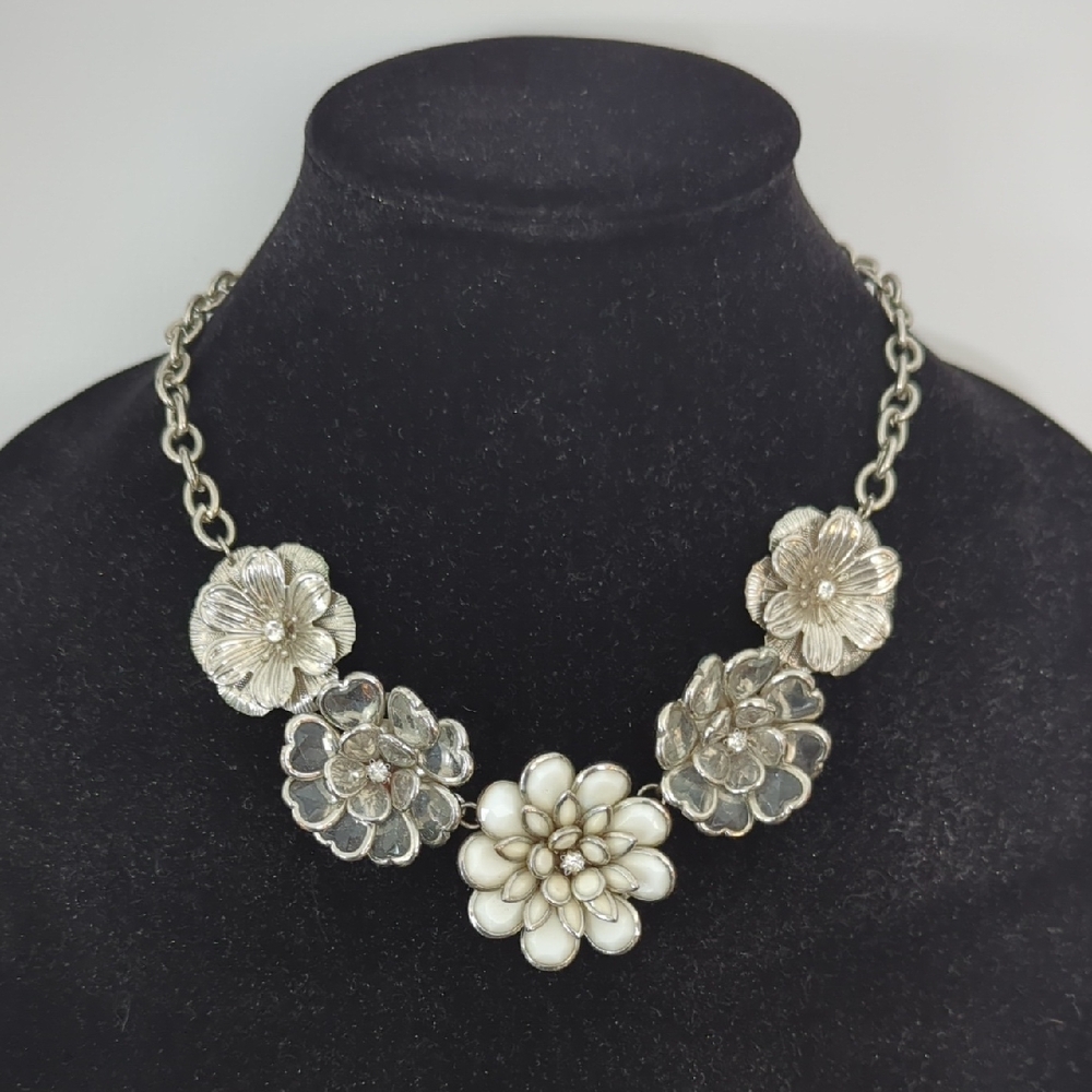 Silver tone Floral Necklace